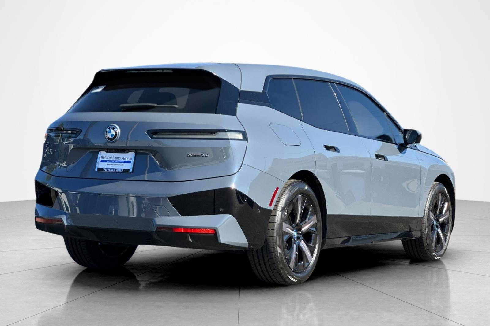 Used 2024 BMW iX xDrive50 w/ Sport Package AWD/4WD image 5