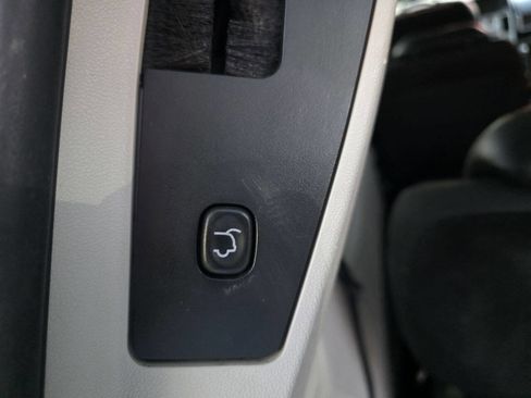 Used 2010 Chrysler Town & Country Touring Plus image 27