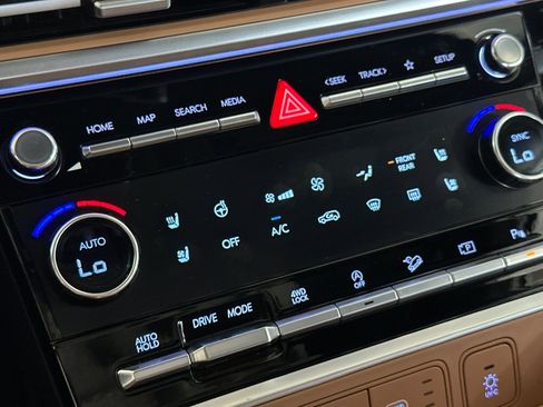 Certified 2025 Hyundai Santa Fe Limited AWD/4WD image 22