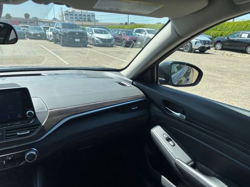 Used 2025 Nissan Altima 2.5 SV FWD image 35