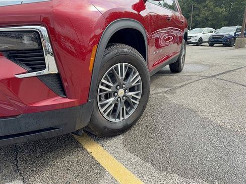 Certified 2025 Chevrolet Traverse LT w/ Driver Confidence Package FWD image 2
