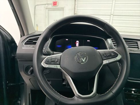 Used 2024 Volkswagen Tiguan SE w/ Panoramic Sunroof Package image 16