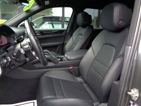 Used 2022 Porsche Cayenne AWD/4WD image 9