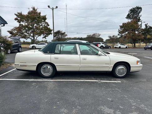 Used 1998 Cadillac De Ville D'Elegance w/ Safety/Security Pkg image 9