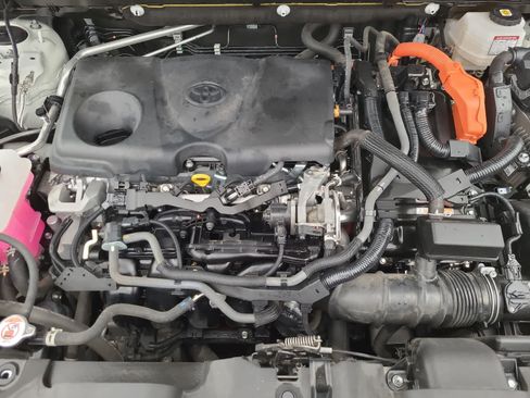 Used 2021 Toyota Venza LE image 17