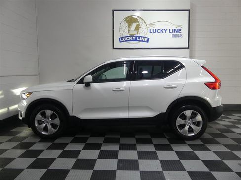 Used 2021 Volvo XC40 T5 Momentum w/ Climate Package image 7