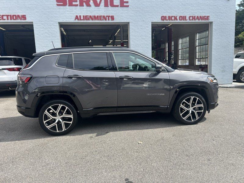 Used 2024 Jeep Compass Limited w/ Elite Group AWD/4WD image 1