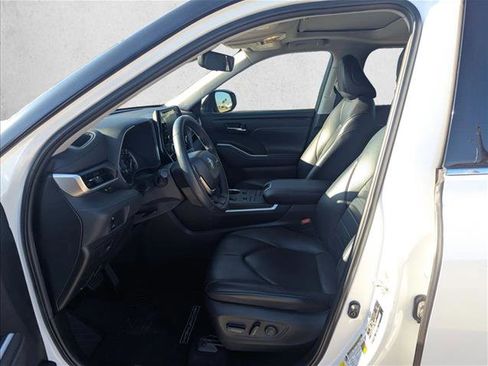 Used 2022 Toyota Highlander XLE image 10