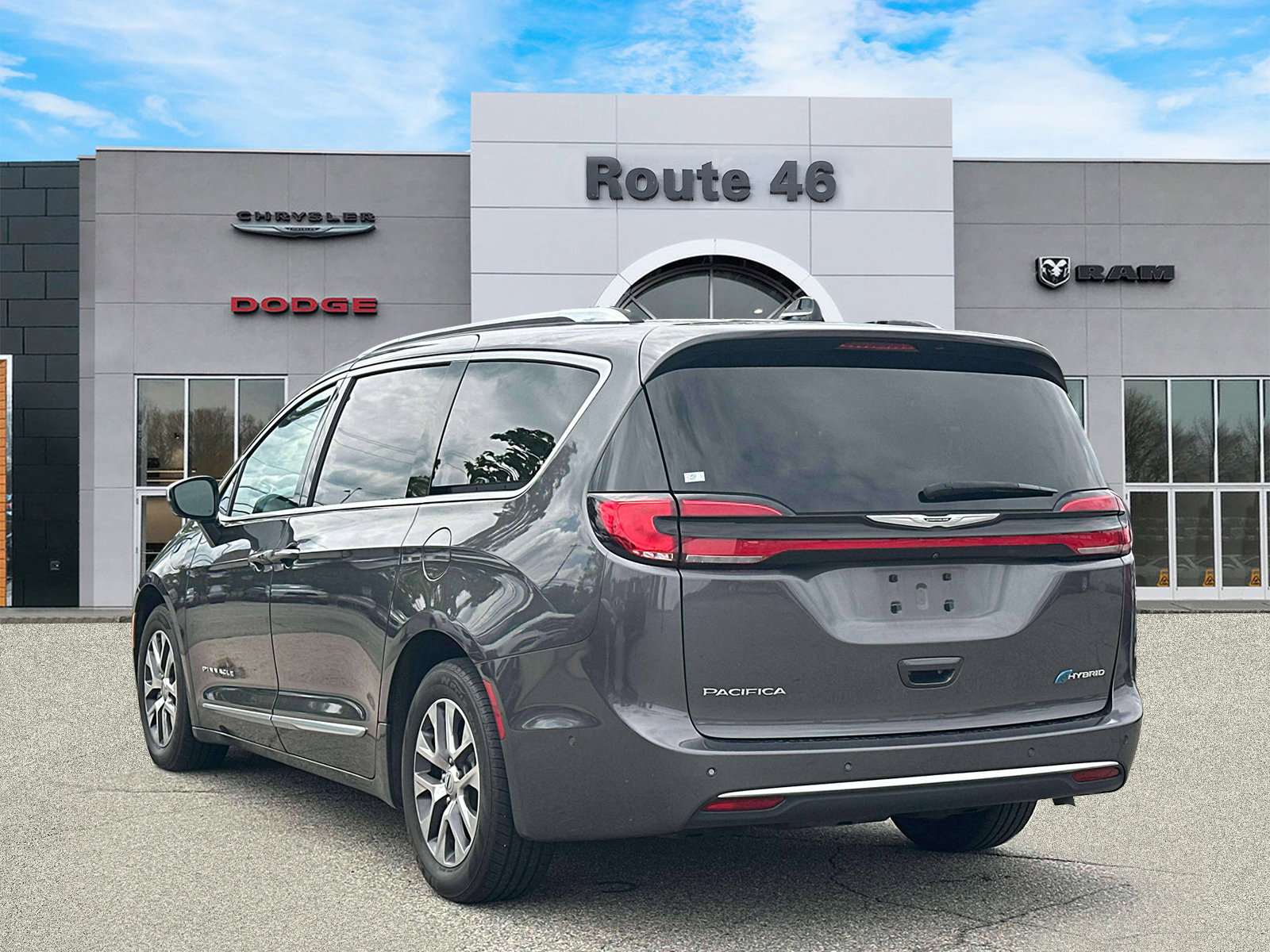 Used 2023 Chrysler Pacifica Pinnacle FWD image 4