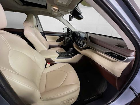 Used 2021 Toyota Highlander XLE image 30