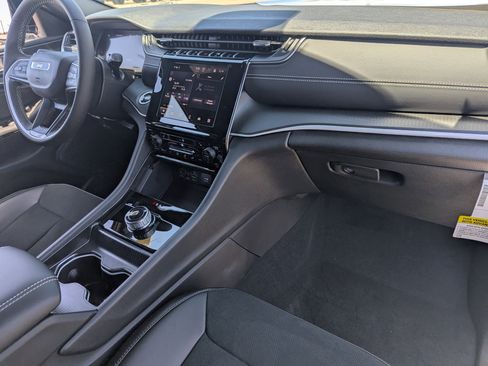 New 2025 Jeep Grand Cherokee L Altitude image 10