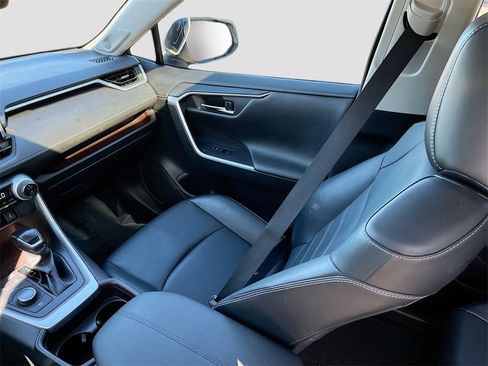 Used 2020 Toyota RAV4 Limited image 23