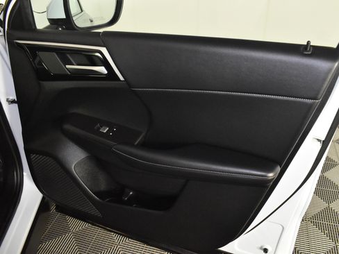 Used 2024 Mitsubishi Outlander SE image 39