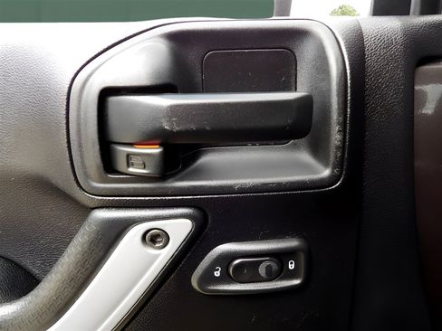 Used 2016 Jeep Wrangler Unlimited Sahara w/ Connectivity Group image 10