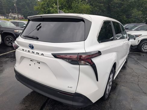 Used 2025 Toyota Sienna LE FWD image 7
