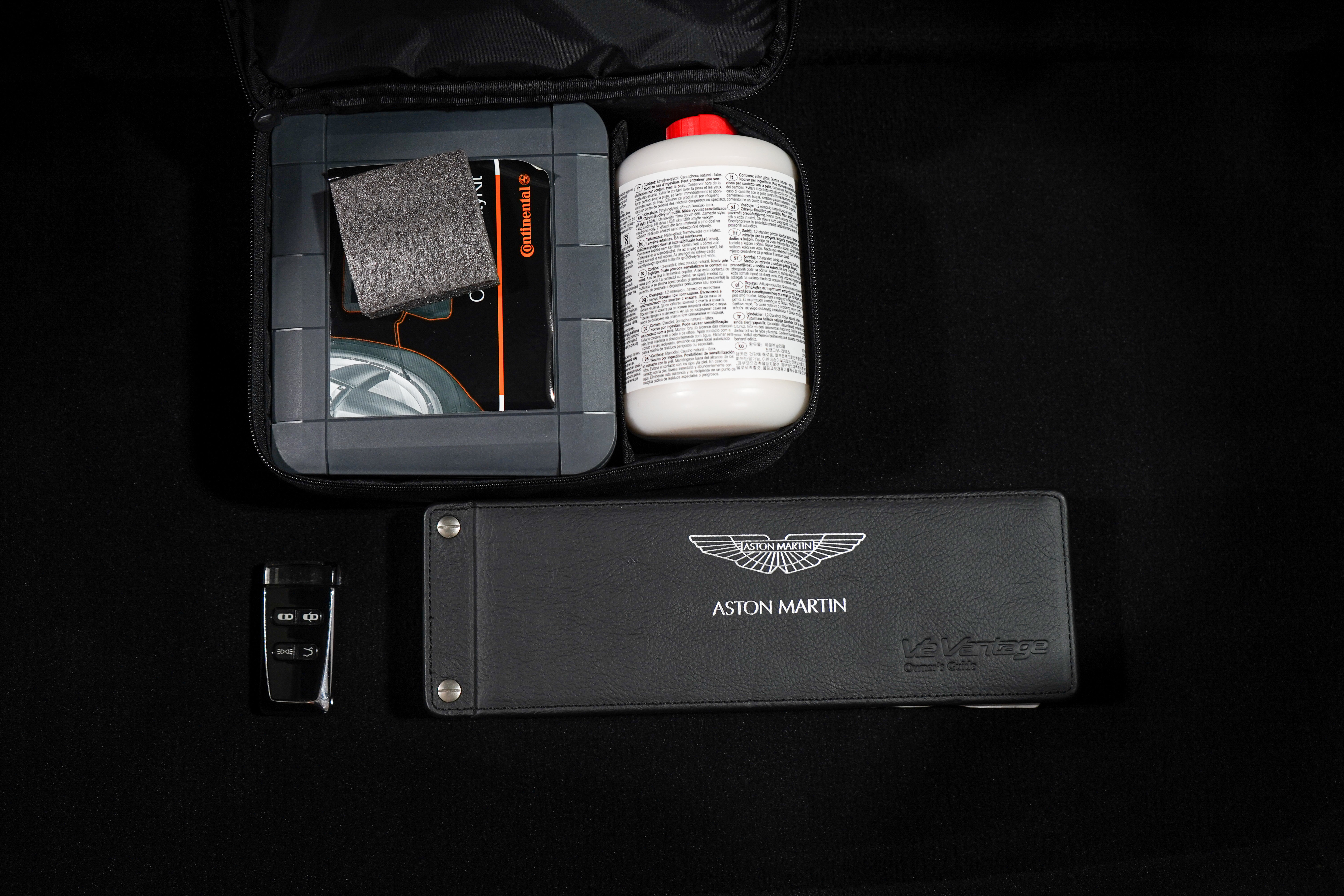 Used 2011 Aston Martin V12 Vantage Carbon Black RWD image 40