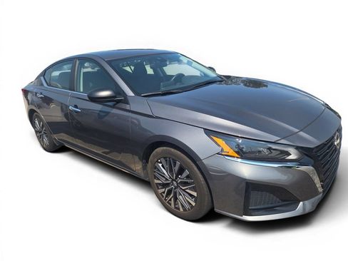 Used 2025 Nissan Altima 2.5 SV FWD image 2