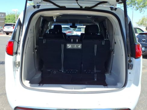 Used 2019 Chrysler Pacifica Touring-L image 10