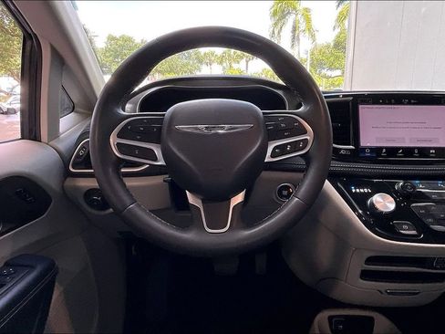 Used 2023 Chrysler Pacifica Touring-L FWD image 5