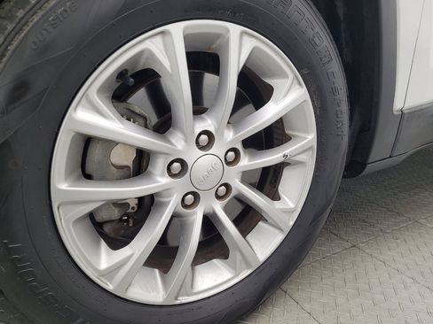 Used 2019 Jeep Cherokee Latitude w/ Popular Appearance Group image 31