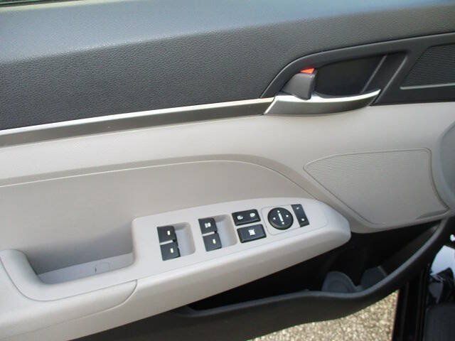 Used 2020 Hyundai Elantra SE FWD image 16