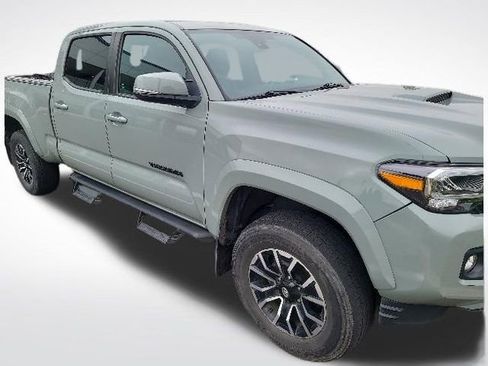 Used 2022 Toyota Tacoma TRD Sport w/ TRD Premium Sport Package AWD/4WD image 4