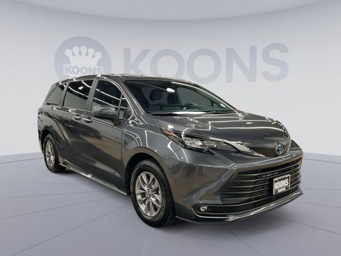 Used 2025 Toyota Sienna XLE image 8
