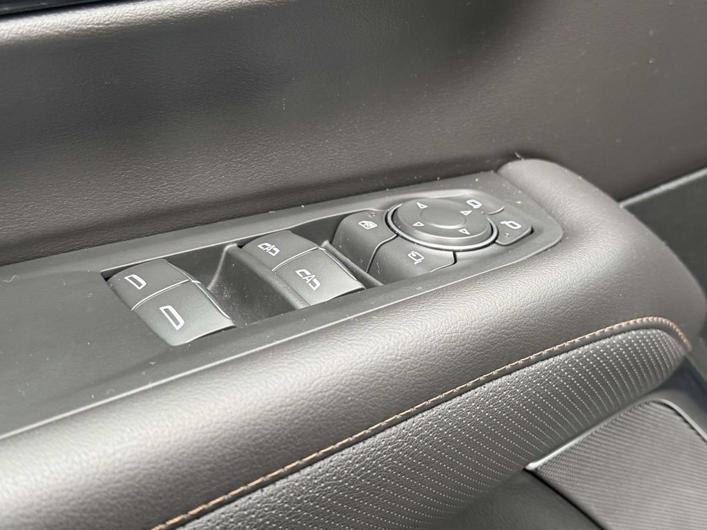 Used 2025 Chevrolet Suburban High Country AWD/4WD image 16