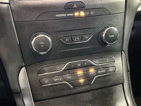 Used 2020 Ford Edge SE image 21