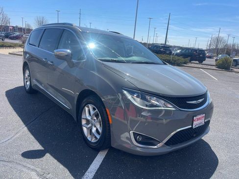 Used 2020 Chrysler Pacifica Limited w/ Advanced Safetytec Group image 2