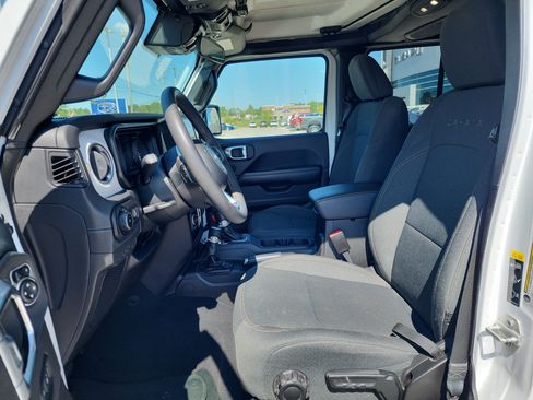 Used 2024 Jeep Wrangler Sahara image 10