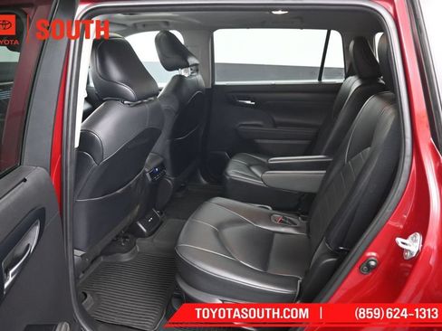 Used 2021 Toyota Highlander XLE AWD/4WD image 10