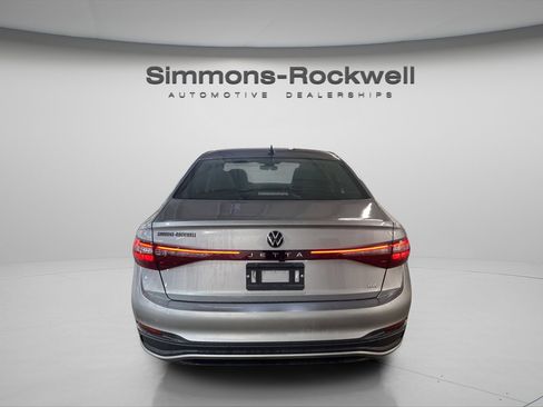 Used 2025 Volkswagen Jetta SE image 6
