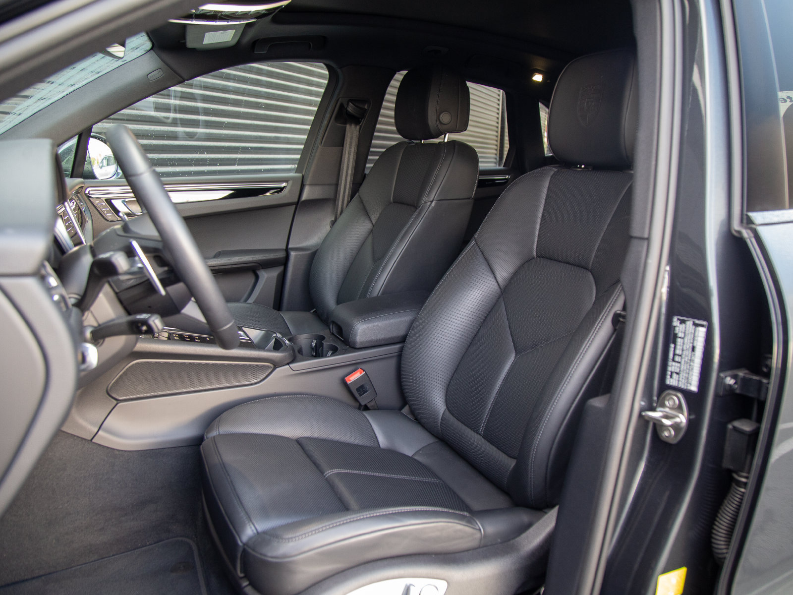 Certified 2026 Porsche Macan AWD/4WD image 5