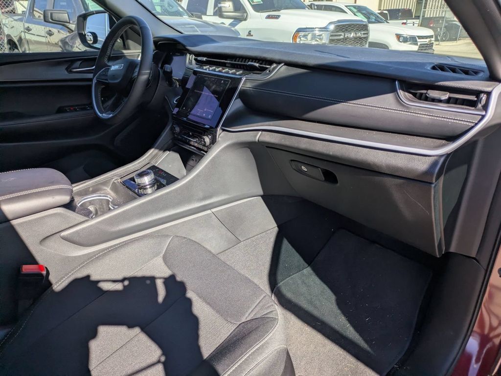 Used 2025 Jeep Grand Cherokee Laredo X RWD image 19