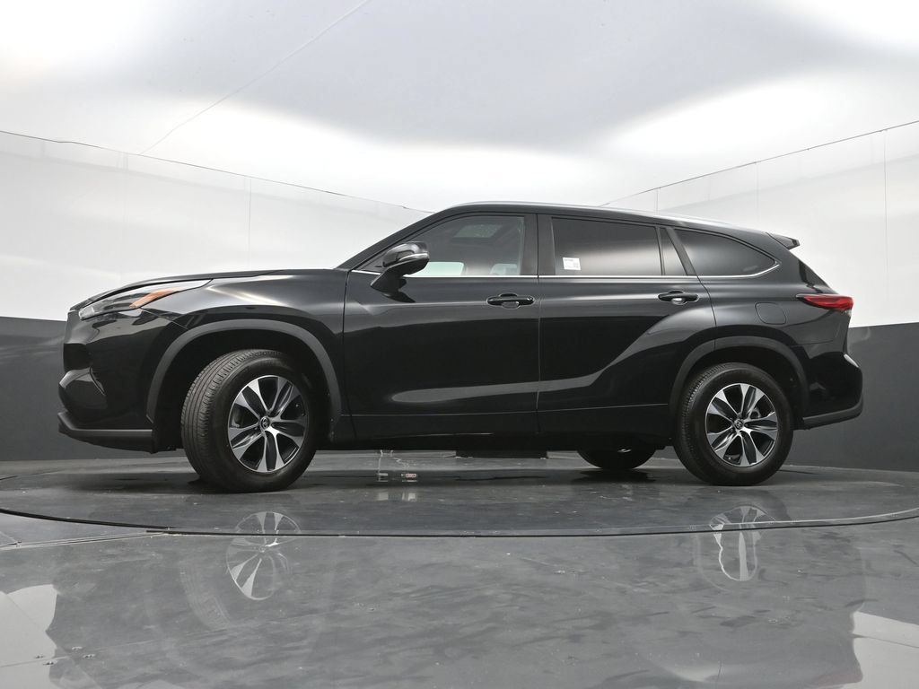 Used 2023 Toyota Highlander XLE FWD image 31
