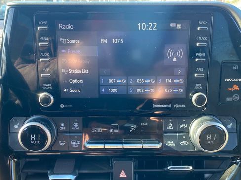 Used 2021 Toyota Highlander XLE image 25