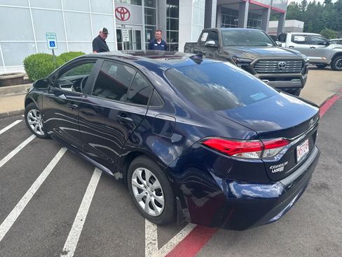 Used 2022 Toyota Corolla LE FWD image 4