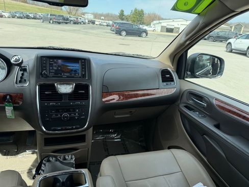 Used 2016 Chrysler Town & Country Touring image 20