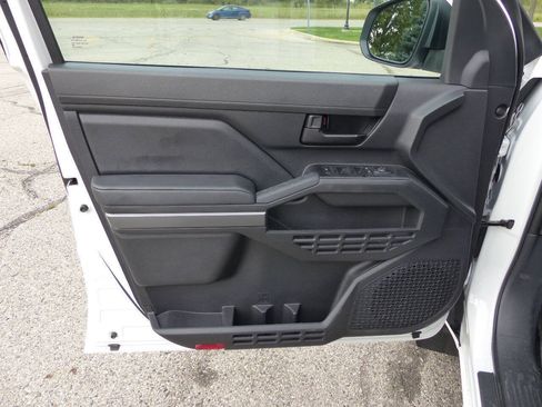 Used 2025 Toyota Tacoma SR5 AWD/4WD image 24