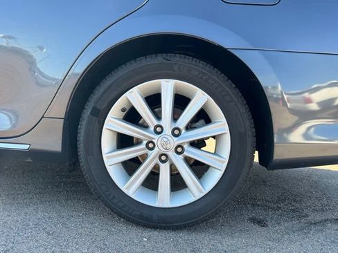 Used 2014 Toyota Camry XLE w/ Moonroof Package FWD image 13