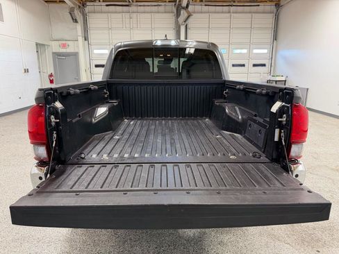 Used 2019 Toyota Tacoma SR5 AWD/4WD image 10