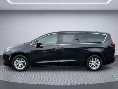 Used 2018 Chrysler Pacifica Touring FWD image 3