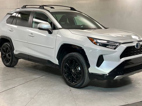 Used 2023 Toyota RAV4 SE w/ Convenience Package image 8