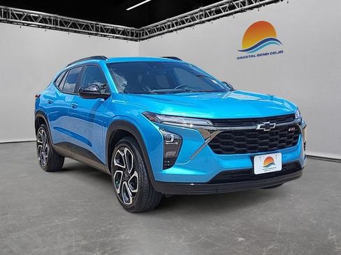 Used 2026 Chevrolet Trax RS w/ Sunroof Package FWD image 3