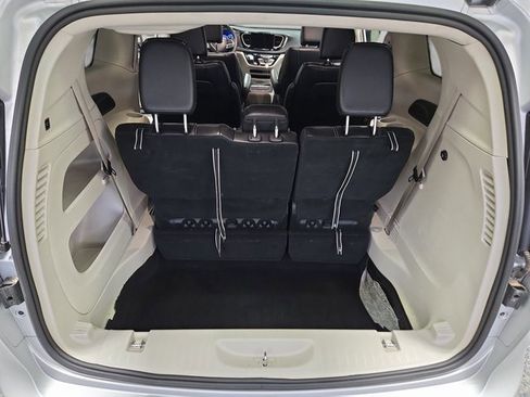 Used 2024 Chrysler Pacifica Touring-L image 14