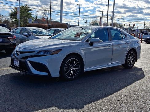 Used 2024 Toyota Camry SE image 3