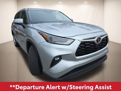 Used 2024 Toyota Highlander LE image 9