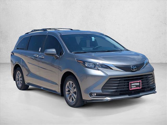 Used 2026 Toyota Sienna XLE FWD image 7