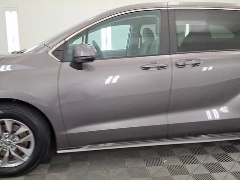 Certified 2024 Toyota Sienna LE image 9